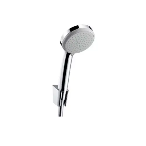 Hansgrohe Duschkopf mit verchromtem Griff, montiert an einem Halter. Brauseschlauch ist sichtbar, der Kopf hat mehrere Düsen für Wasserstrahlverteilung.